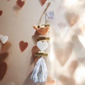 Tresse de deux savons parfumés le premier en forme d'oiseau senteur fleur d'oranger et le second un cœur blanc parfum bergamote