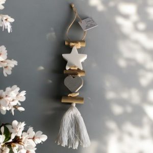 Guirlande de deux savons parfumé le premier en forme d'étoile blanche senteur bergamote et le second en forme de coeur gris parfum opium