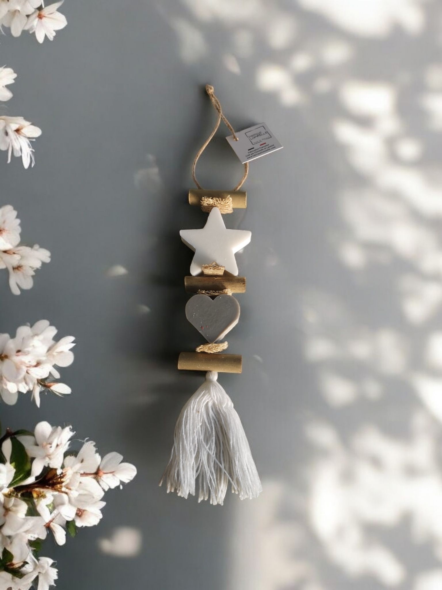Guirlande de deux savons parfumé le premier en forme d'étoile blanche senteur bergamote et le second en forme de coeur gris parfum opium
