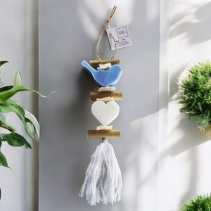 Tresse de deux savons parfumés le premier un oiseau bleu senteur écume et le second un cœur blanc parfum bergamote