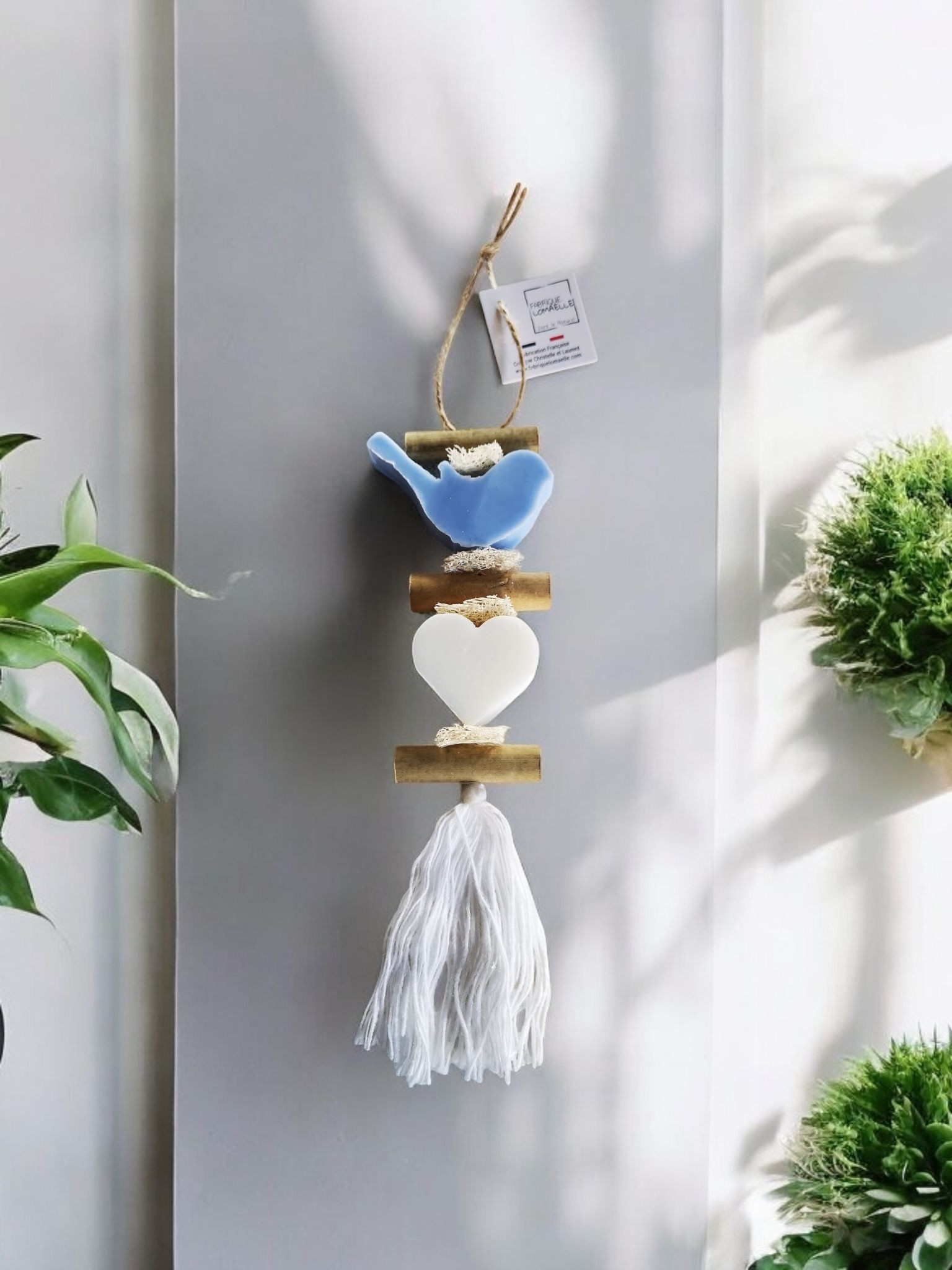 Tresse de deux savons parfumés le premier un oiseau bleu senteur écume et le second un cœur blanc parfum bergamote