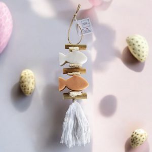 Tresse de deux savons parfumés en forme de poisson le premier blanc senteur bergamote et le second orange parfum fleur d'oranger