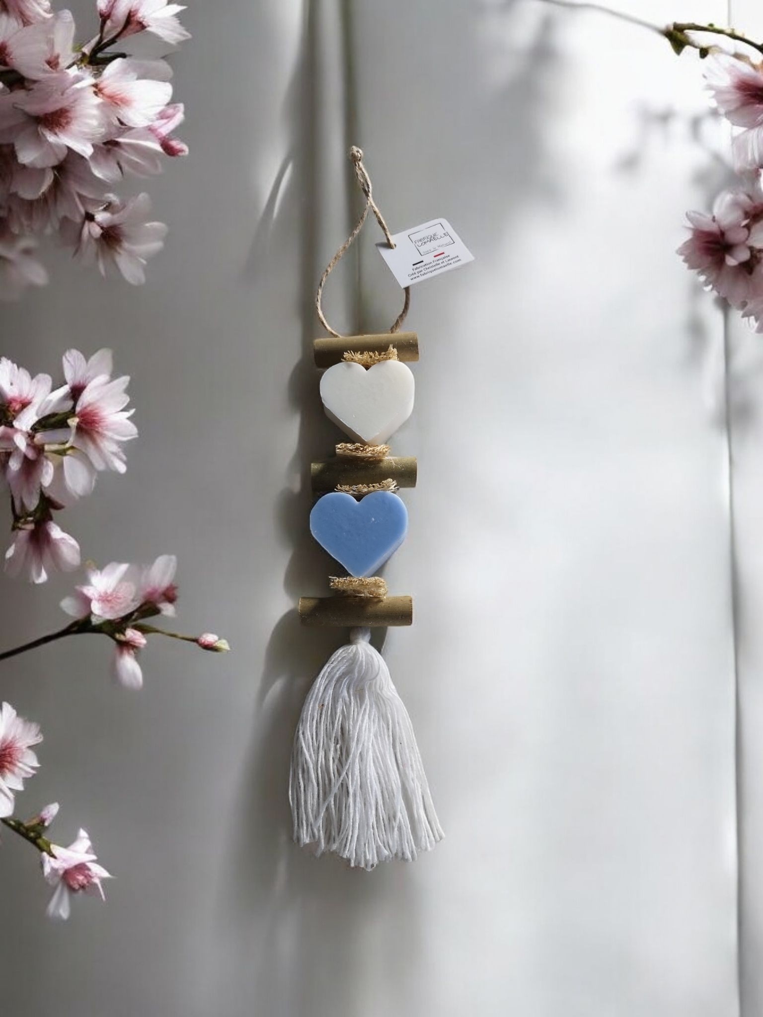 Guirlande de deux savons parfumés en forme de coeur le premier blanc senteur bergamote et le second bleu ciel parfum écume