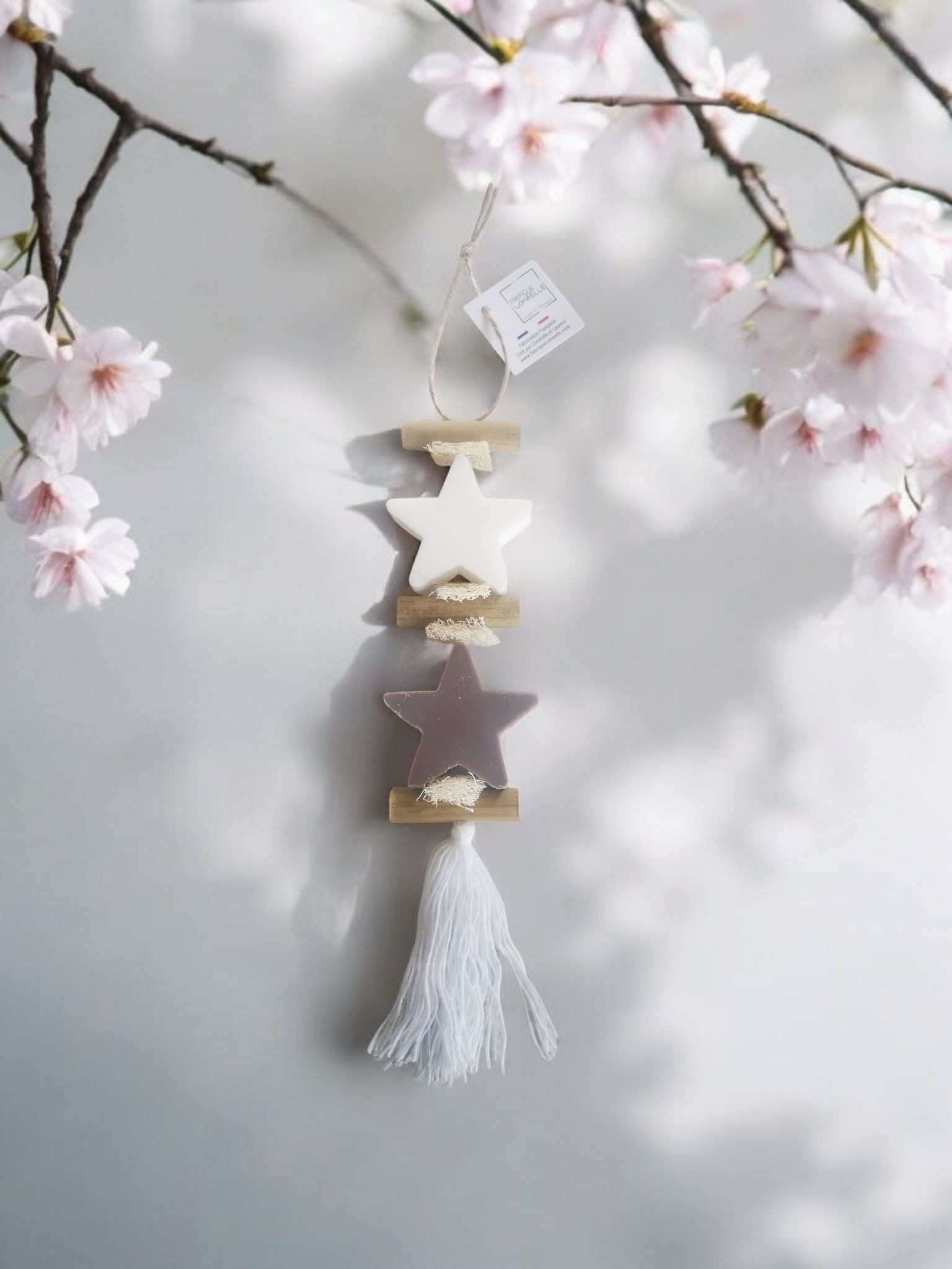 Tresse de deux savons en forme d'étoile le premier blanc senteur bergamote et le second fleur de coton couleur moka
