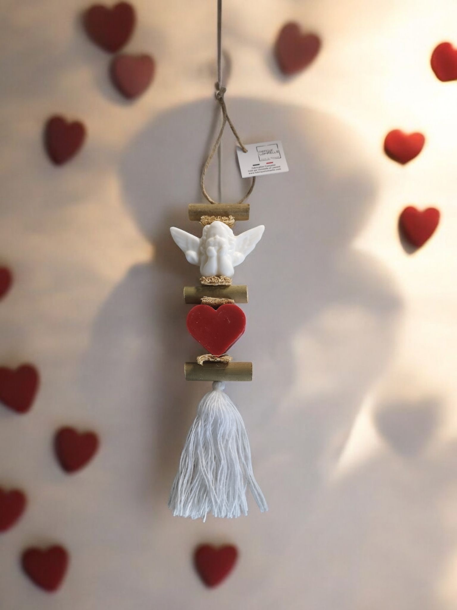 Guirlande de deux savons parfumés le premier en forme d'ange blanc senteur bergamote et le second en forme de coeur parfum fruit rouge