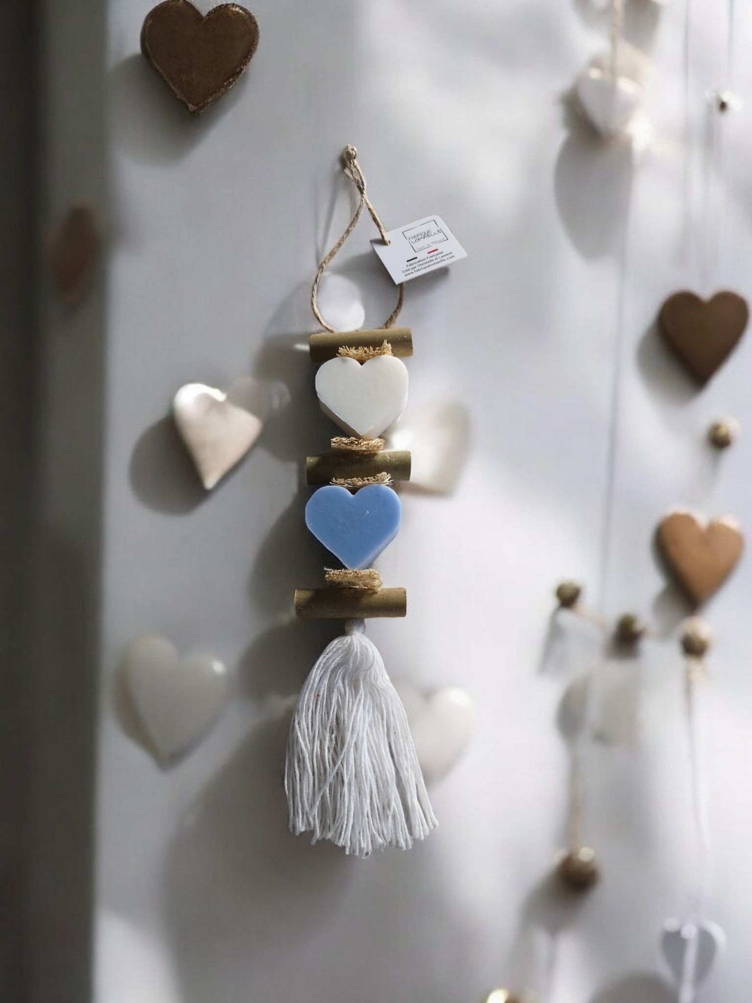 Guirlande de deux savons parfumés en forme de coeur le premier blanc senteur bergamote et le second bleu ciel parfum écume