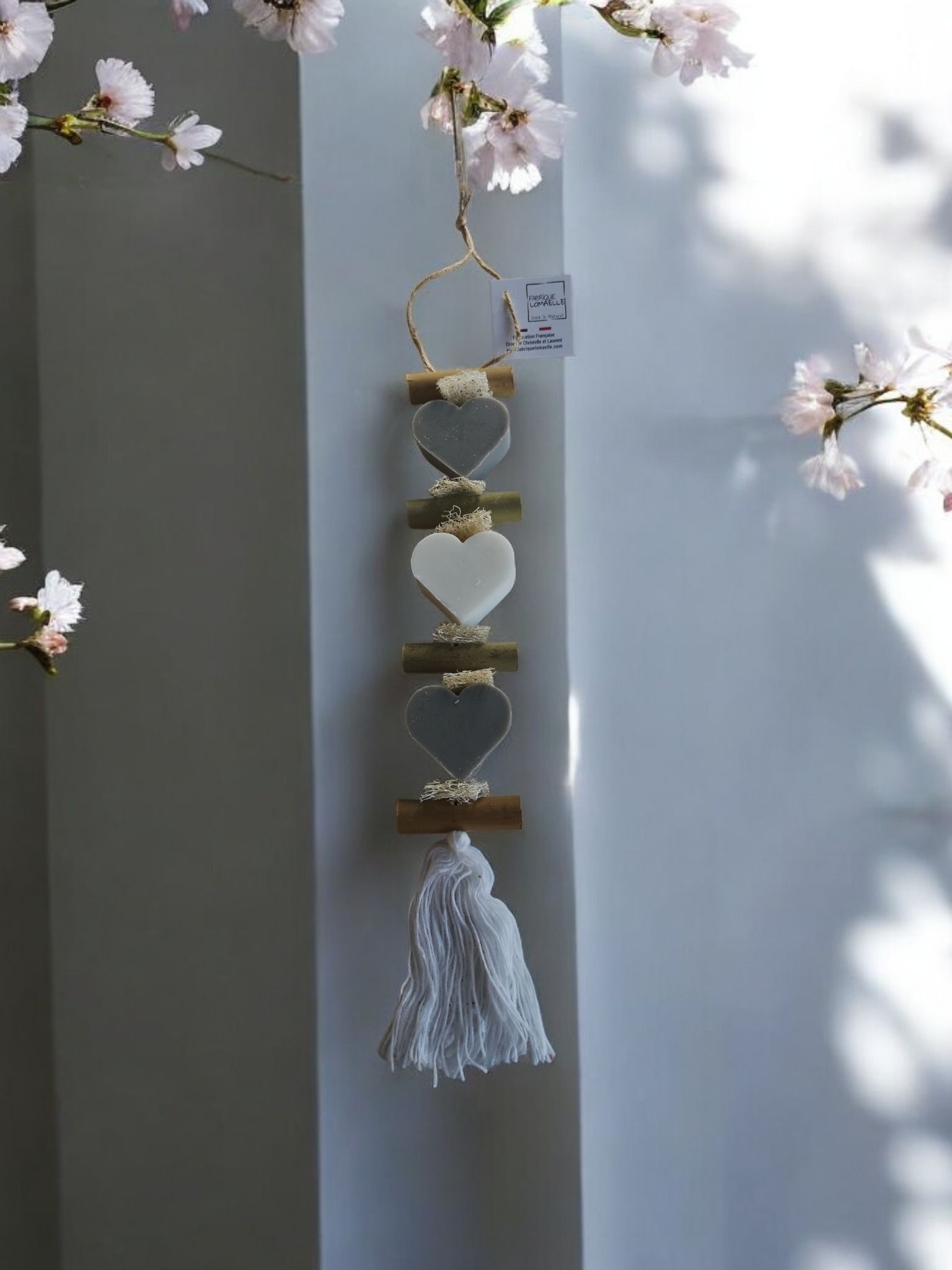 Guirlande de trois savons en forme de cœur parfumés et décoratif deux gris senteur opium et le troisième blanc parfum bergamote