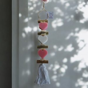 Guirlande de trois savons parfumés deux à la rose et le troisième blanc senteur bergamote