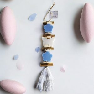 Tresse de trois savons parfumés deux en forme de fleur couleur bleue et senteur écume et le troisième un papillon blanc parfum écume