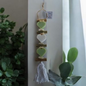 Guirlande de trois savons décoratif parfumés deux coeur vert parfum verveine et le troisième blanc senteur bergamote